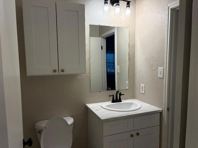 Building Photo - 610 Canterbury St