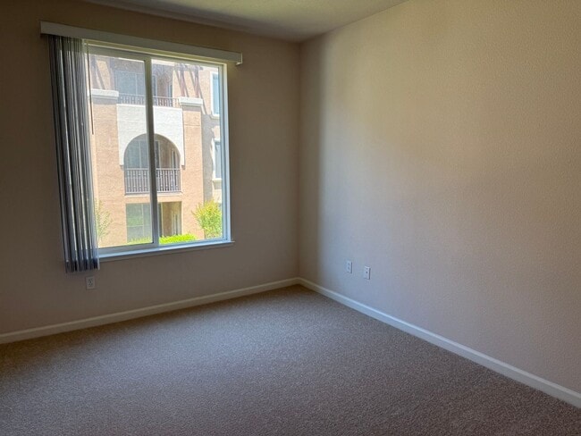 Building Photo - Beautiful 2 Bedroom 2 Bath Condo in the Desirable Villa Cortina Community!