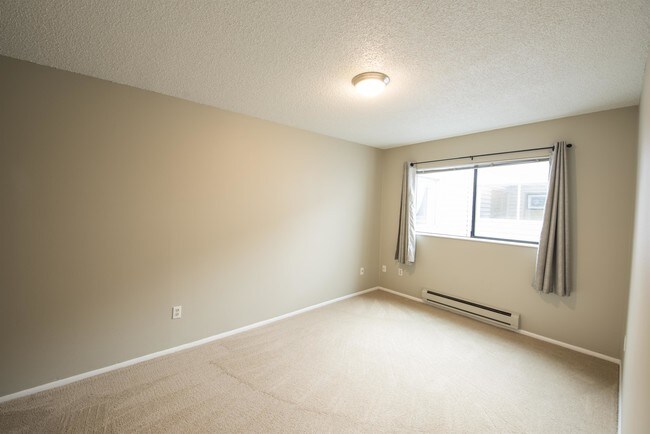 Building Photo - 2562 Thorndyke Ave W