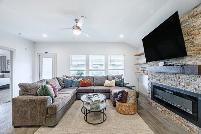 Building Photo - 246 Dusty Bridle Ln