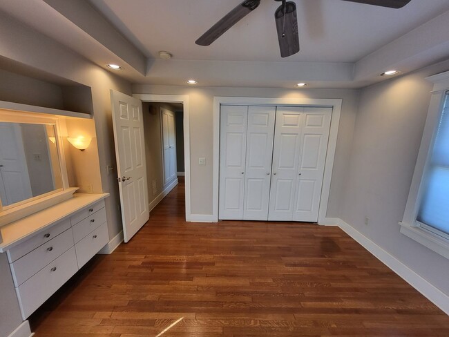 Building Photo - Gorgeous 2 bedroom 1 bathroom house with z...