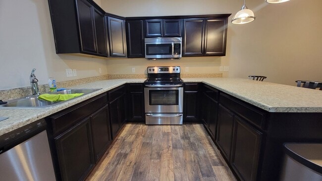 Building Photo - Dashing Edgewater Townhome