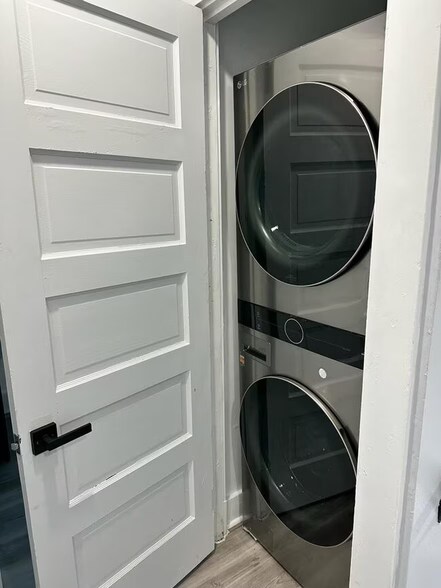 Building Photo - 3370 Parkview Ave