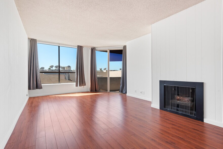 Building Photo - 1745 Camino Palmero St