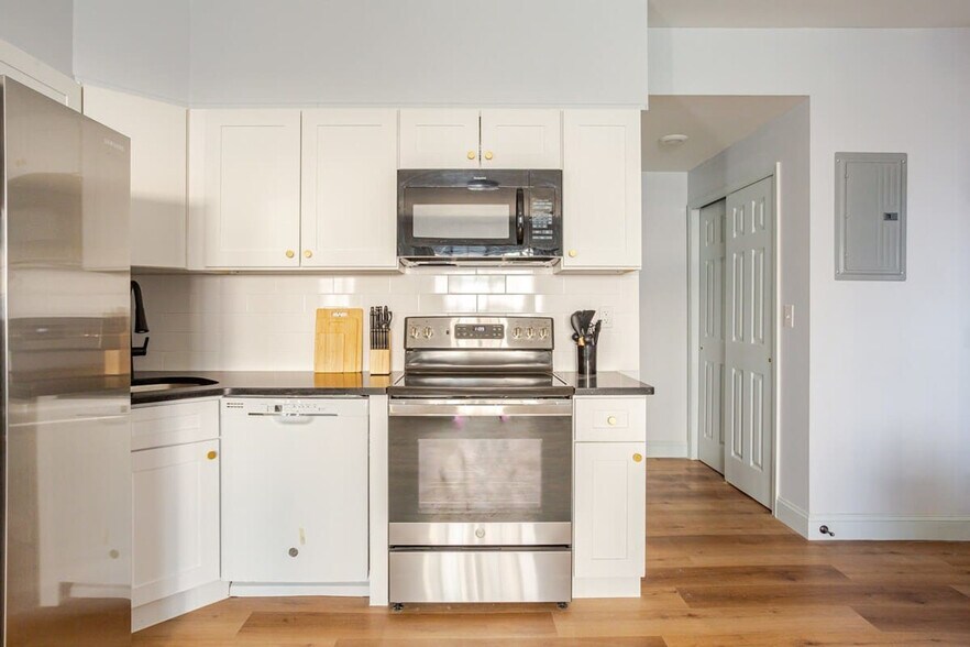 Building Photo - 1384 Ridge Ave