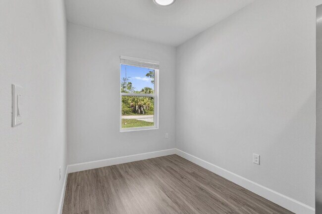 Building Photo - "Charming 3-Bed, 2-Bath Duplex Gem in Port Charlotte - Your Ideal Home Awaits!"