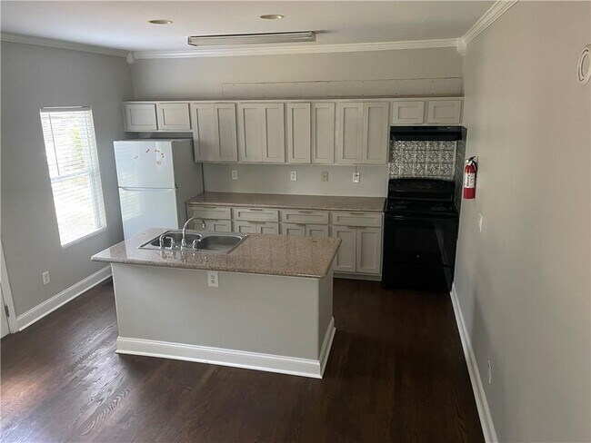 Building Photo - 1029 Sims St SW