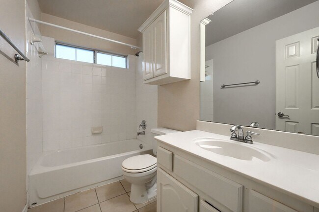 Building Photo - Stunning 5-Bedroom Home with Spacious Back...