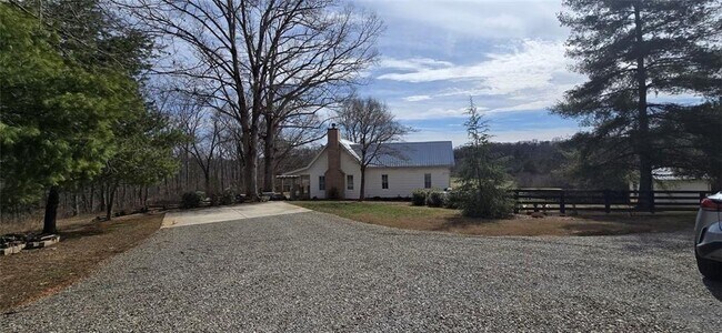 Building Photo - 812 Bessie Ln