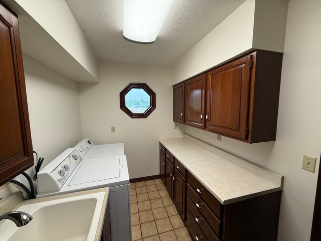 Building Photo - 3 Bedroom, 2 Bathroom House for Rent