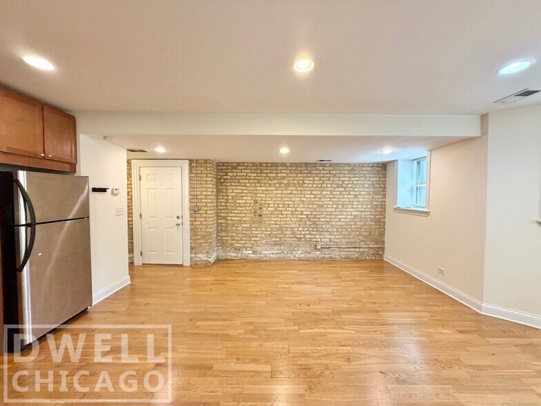 Building Photo - 2822 N Albany Ave