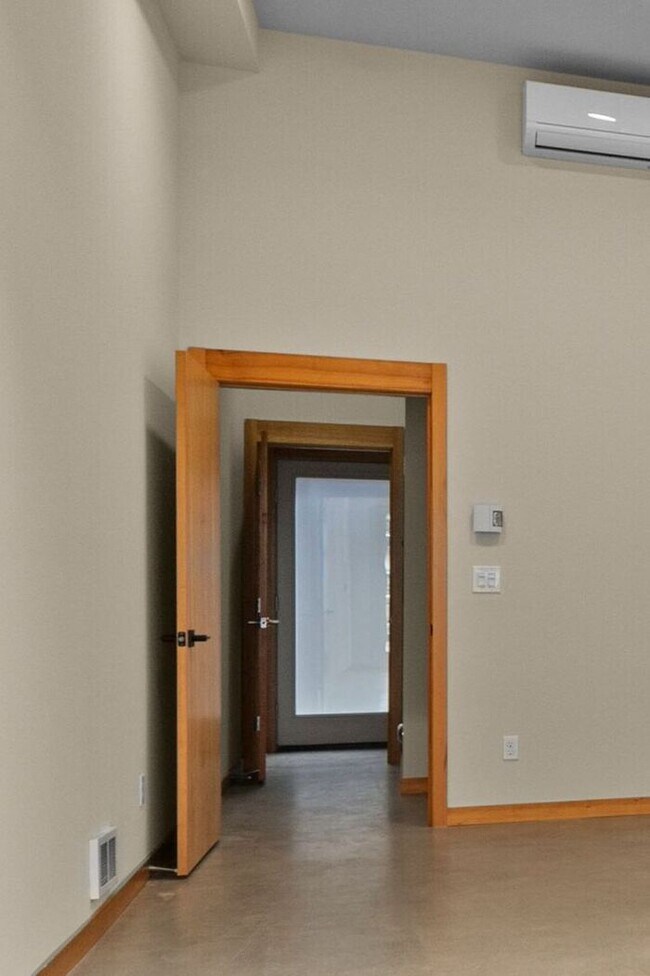 Building Photo - Air Conditioned West Seattle Live/Work Tow...