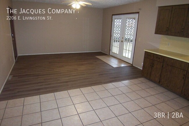 Building Photo - Very Clean Spacious 3 Bedroom 1.5 Bath 2 C...