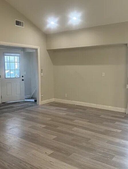 Building Photo - 681 Kenwood St