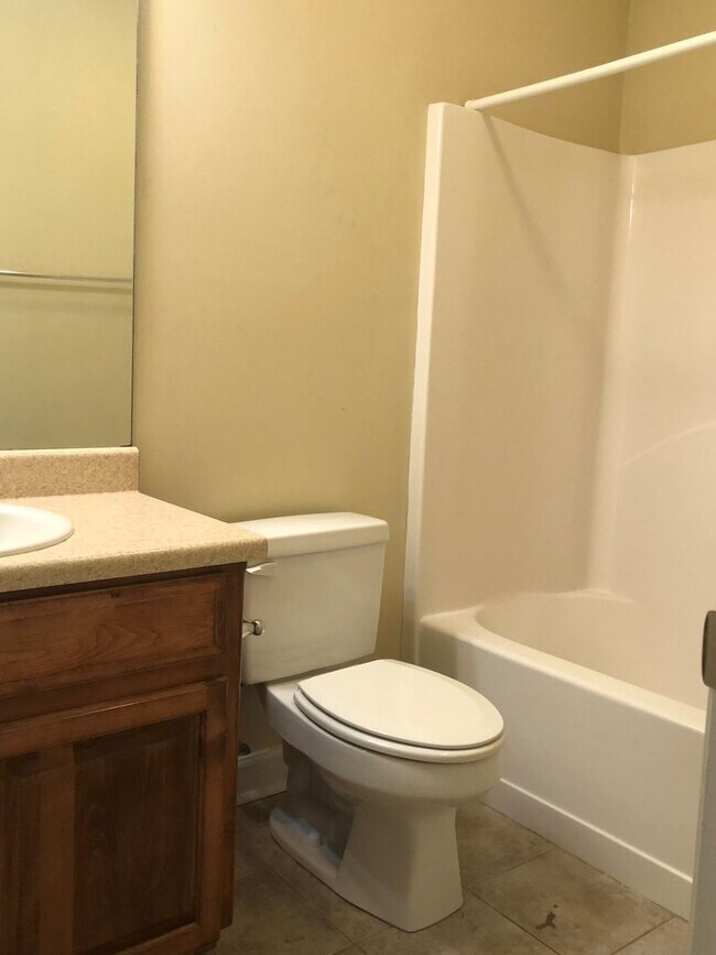 Building Photo - Eagle Landing Subdivision - Community Pool/Clubhouse Amenities!