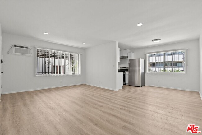 Building Photo - 628 Huntley Dr