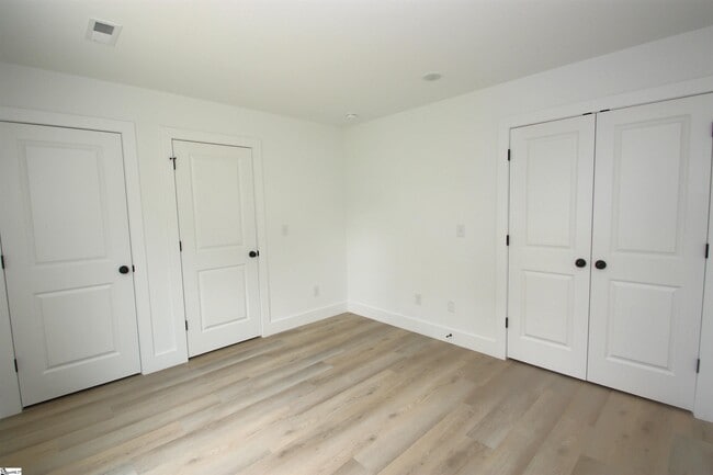 Building Photo - 402 Sierra Rd