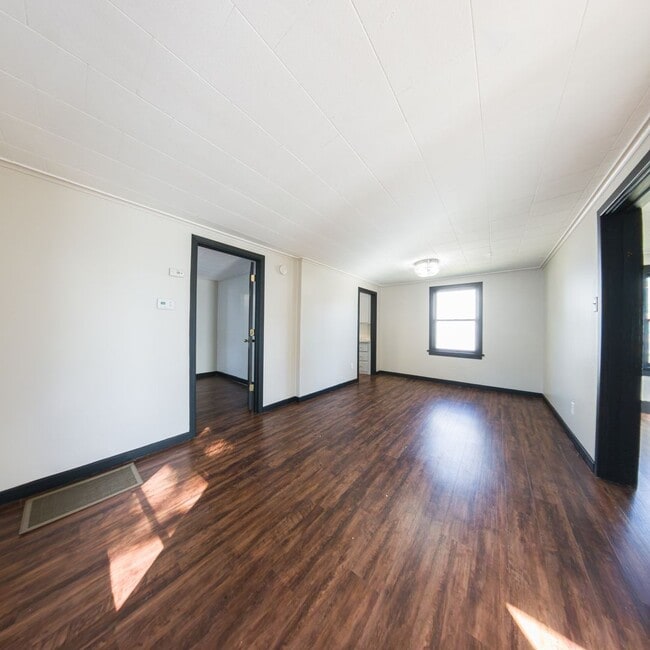 Building Photo - 2 Bedroom 1 Bath 1 Stall Garage For Rent