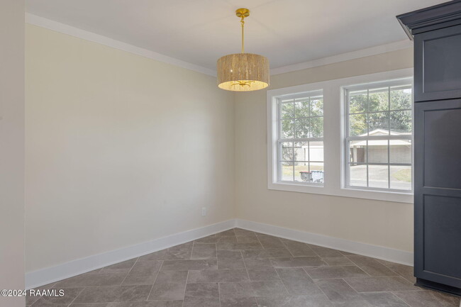 Building Photo - 300 Robert Lee Cir