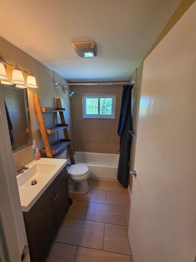 Building Photo - 3-bedroom, 2-bath home in West Mifflin