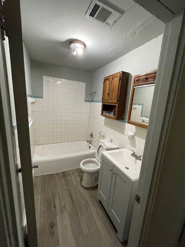 Building Photo - 1303 Warner now available for lease! 3 bed 2 bath.