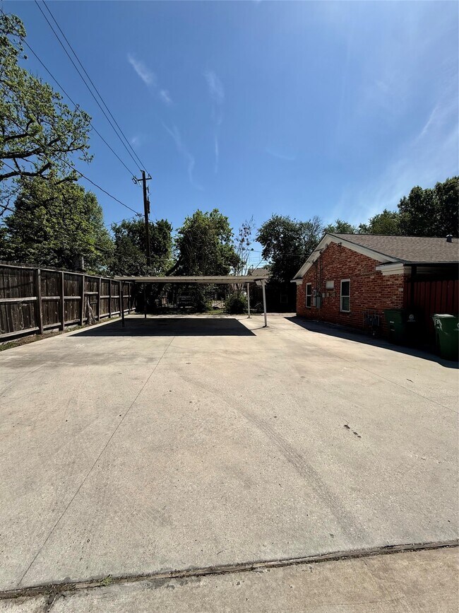 Building Photo - 5830 Clarewood Dr