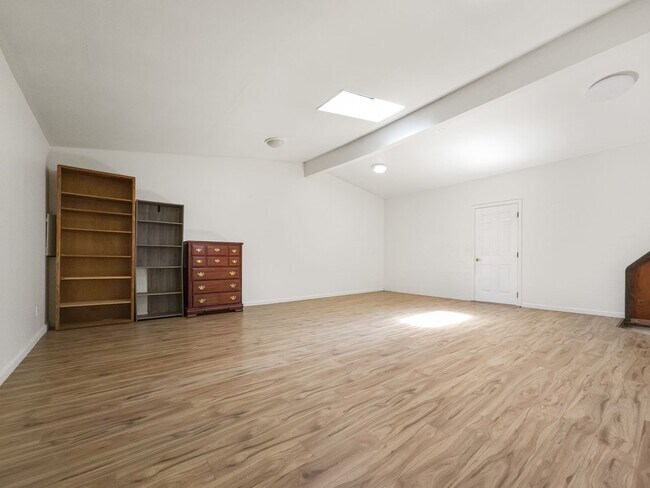 Building Photo - New Kitchen!! Beautiful family home w/extr...
