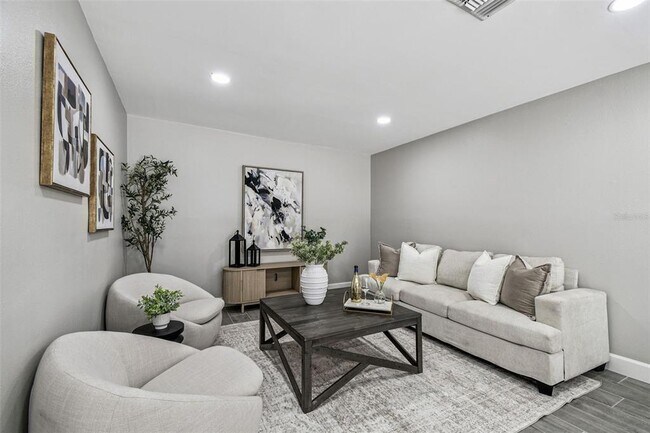 Building Photo - 2 S Treasure Dr