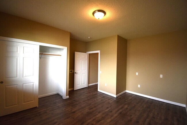 Building Photo - Gorgeous ground level accessible home.