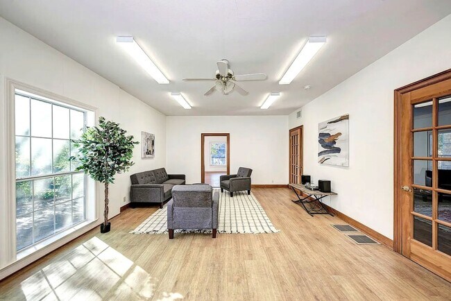 Building Photo - Spacious 14-Bedroom Property Ideal for Groups & Organizations