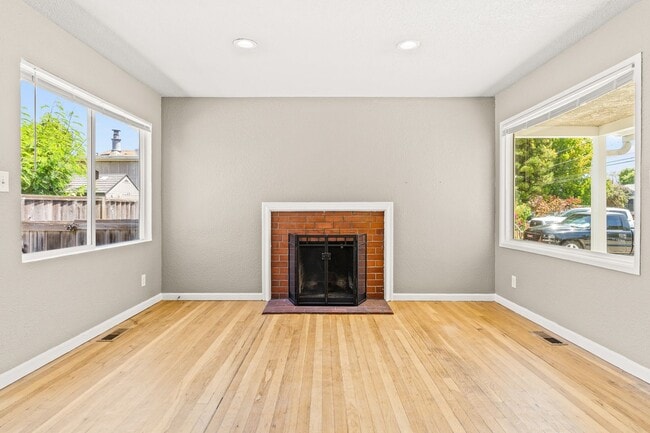 Building Photo - 867 Via Mariposa