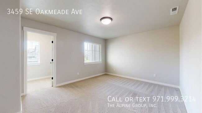 Building Photo - 3459 SE Oakmeade Ave