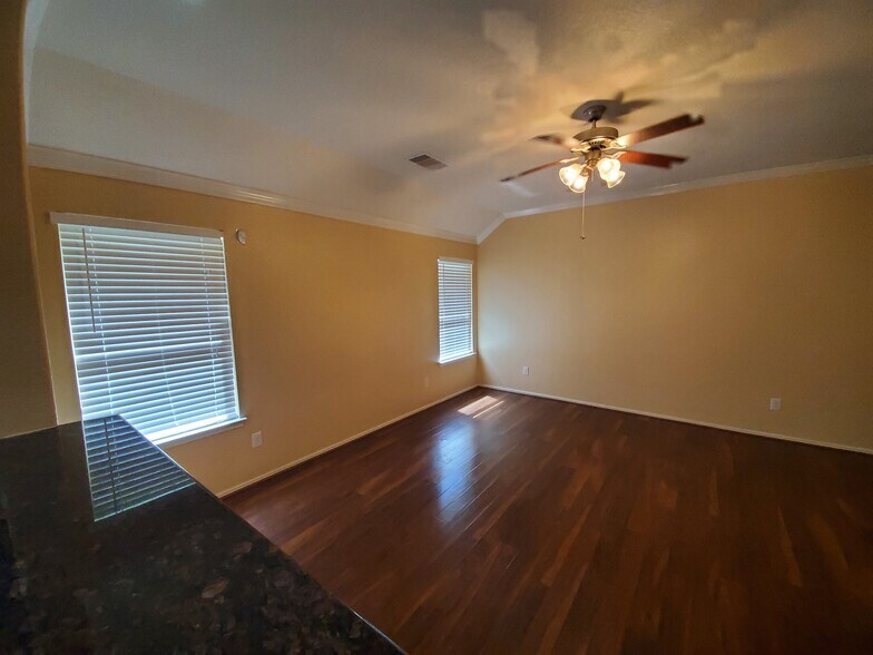 Building Photo - 10351 Whisper Bluff Dr