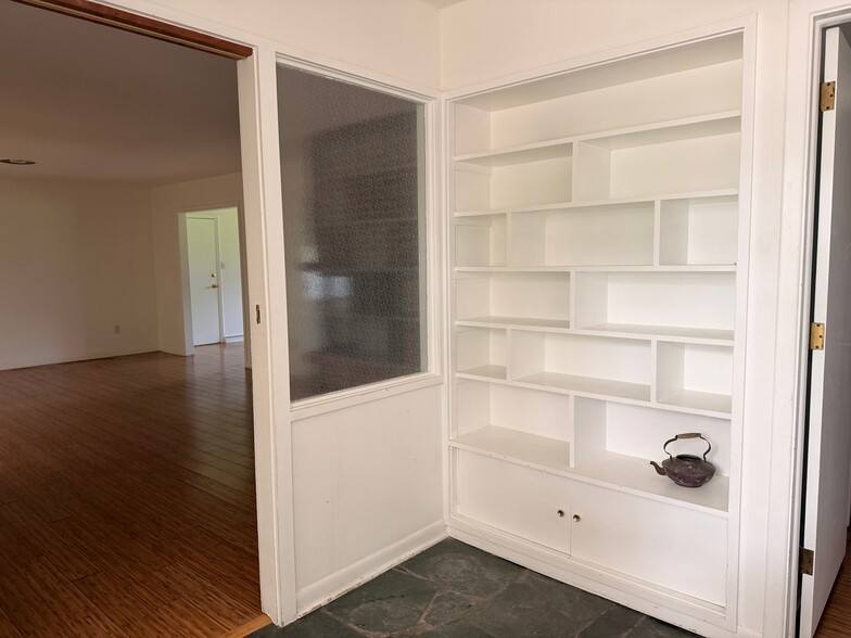 Building Photo - 2205 Country Club Dr