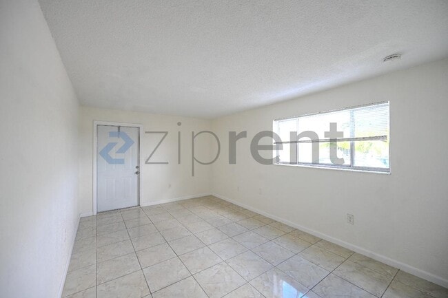 Building Photo - 6040 SW 26th St