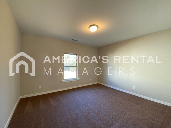 Building Photo - 215 White Oak Cir