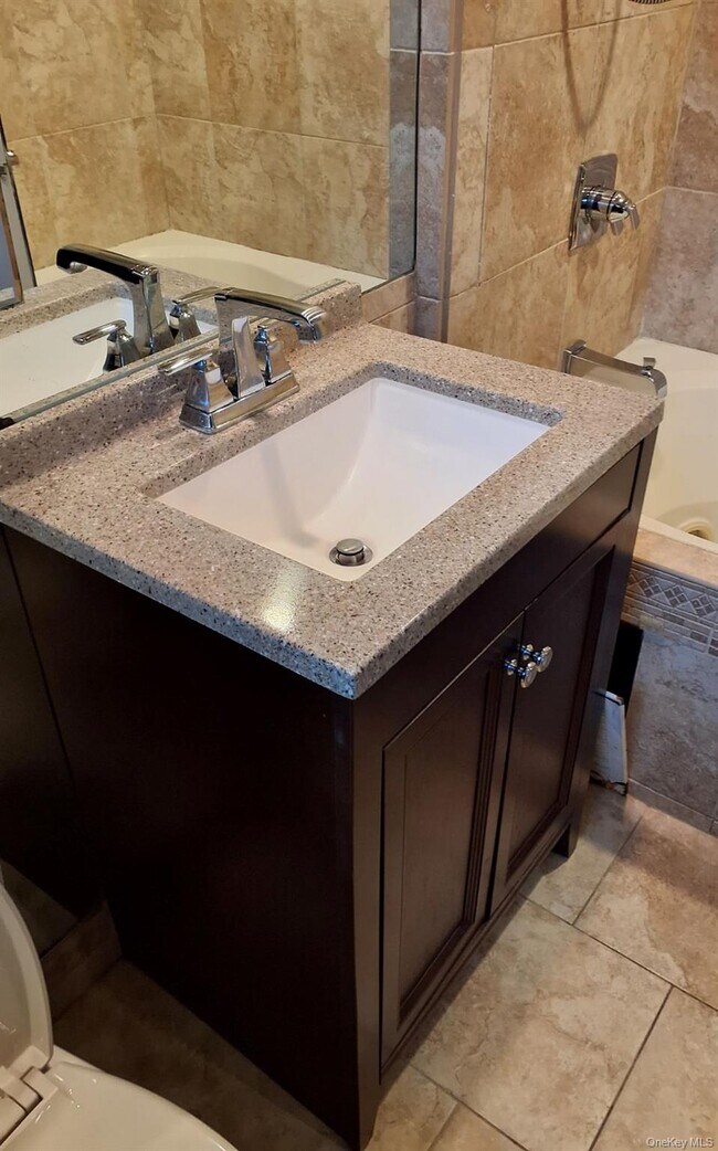 Building Photo - 5 Suzie Dr