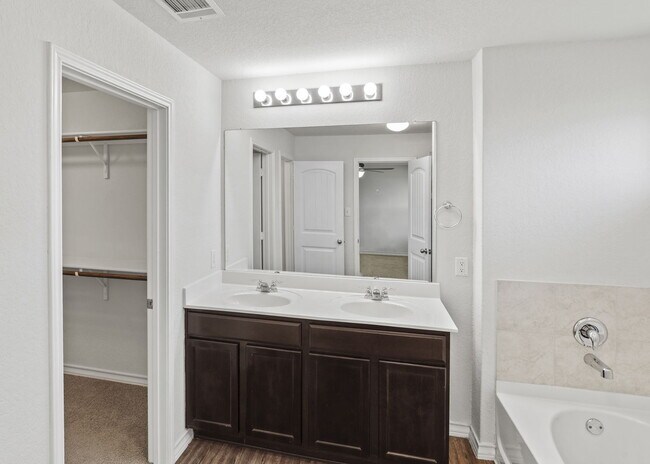 Building Photo - "4-Bedroom Haven in Cibolo with Spacious Living!"