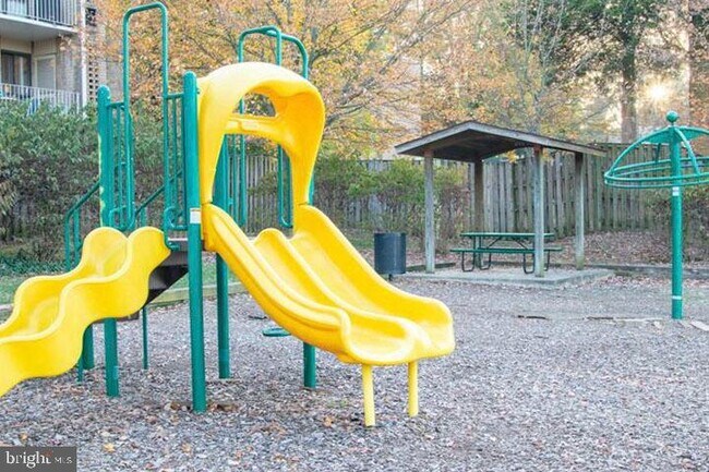 Building Photo - 1311 Karen Blvd