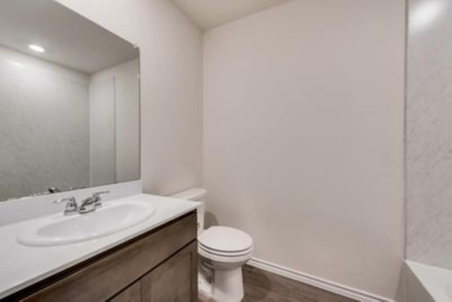 Full bathroom - 1131 Elijah Way