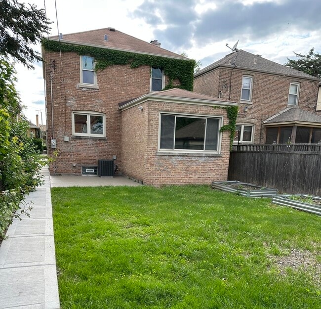 Building Photo - 1831 N Newcastle Ave
