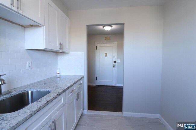 Building Photo - 2335 Hudson Terrace