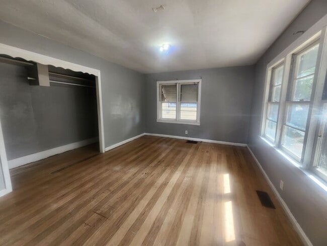 Building Photo - 2 Bedroom 1 Bath on the Northside