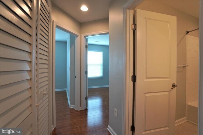 Building Photo - 900 Susan Cir