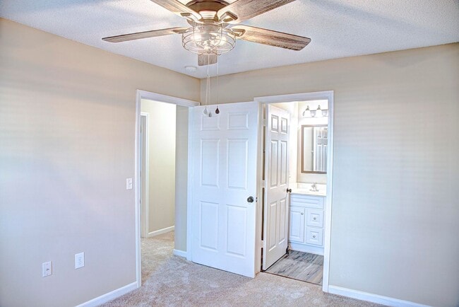 Building Photo - Two bedroom 2 bath apartment available