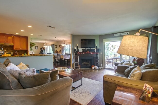 Building Photo - 3064 Avenida Christina