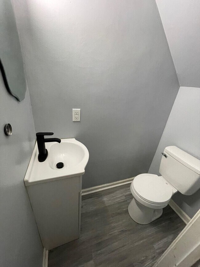 Building Photo - Updated 2 Bedroom Unit!