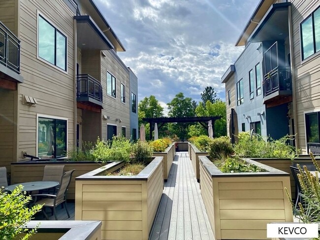 Building Photo - Luxury Old Town Living