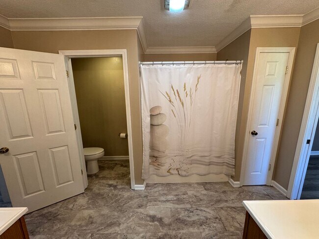Building Photo - Steps from the Tee—Your Golf Course Home A...