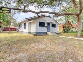 Building Photo - Available Now! Great Magnolia Heights Bung...